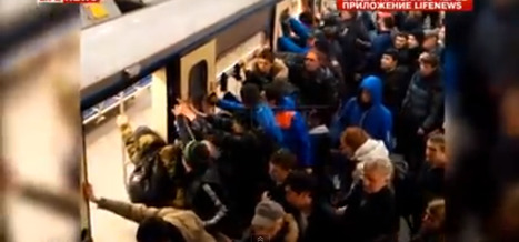 Vidéo. Les passagers ont sauvé la vieille dame en faisant balancer le wagon du métro | Koter Info - La Gazette de LLN-WSL-UCL | Scoop.it