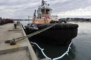 Government officials oversee Cape Cod Canal oil spill cleanup | CapeCodOnline.com | Pollution accidentelle des eaux (+ déchets plastiques) | Scoop.it