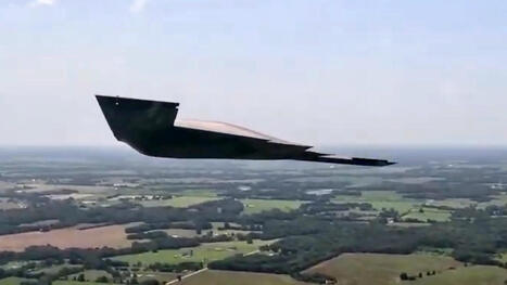 Check Out This Incredible Air-to-Air Footage Of The B-2 Spirit Stealth Bomber | DEFENSE NEWS | Scoop.it