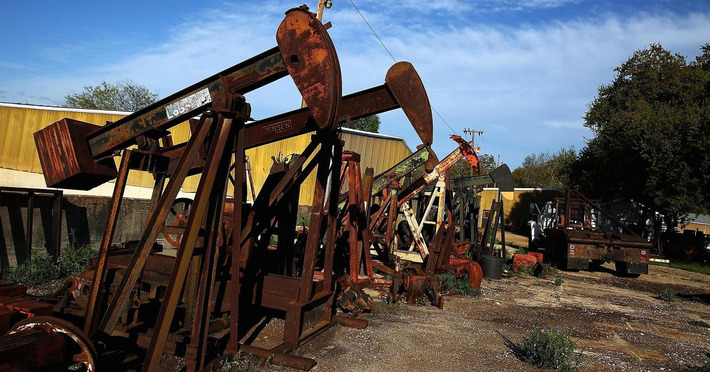 Oil falls nearly 4% on Saudi remarks, stockpiles | Financial Markets Report  - Transforming Money Into Wealth | Scoop.it