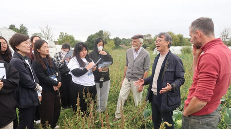 Des lyc&eacute;ens sud-cor&eacute;ens d&eacute;couvrent la coop&eacute;rative Passeurs de terre et la ferme BioVall&eacute;e &agrave; Beaufort-en-Anjou - Ouest France [Abonn&eacute;s] | Agriculture en Pays de la Loire | Scoop.it