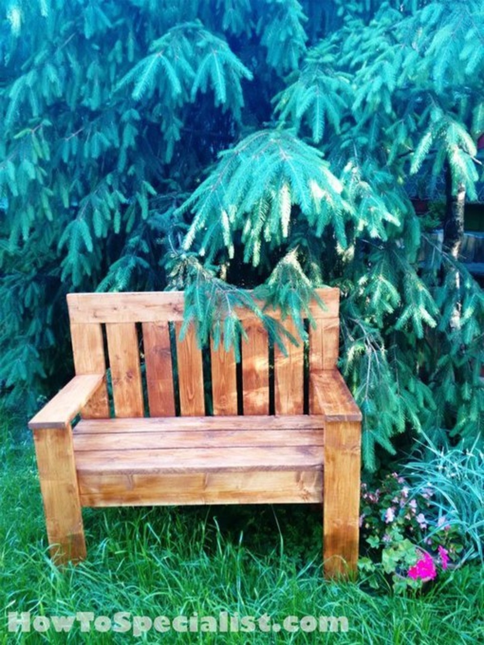 Деревянная скамейка из отходов