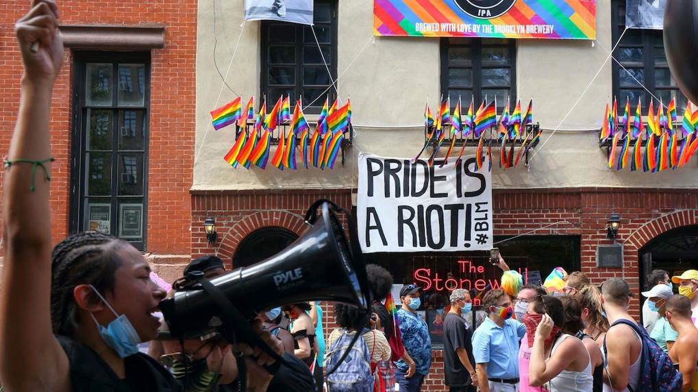 How The Stonewall Uprising Ignited The Pride Mo...