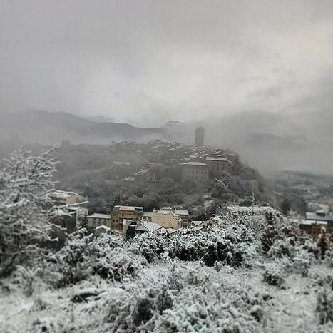 Ainsa sous la neige ce matin - Miguel Micolau via Torre de Mediano | Vallées d'Aure & Louron - Pyrénées | Scoop.it