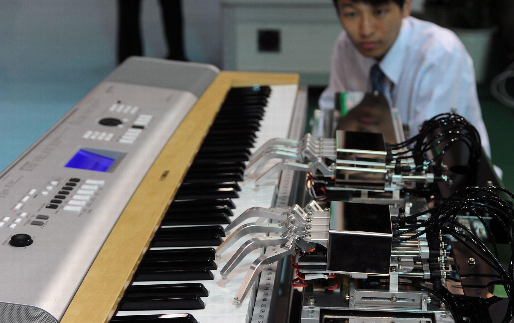Искусственный интеллект музыка создание. Современные музыкальные технологии. Японские технологии. Робот с синтезатором. Робот пианист.