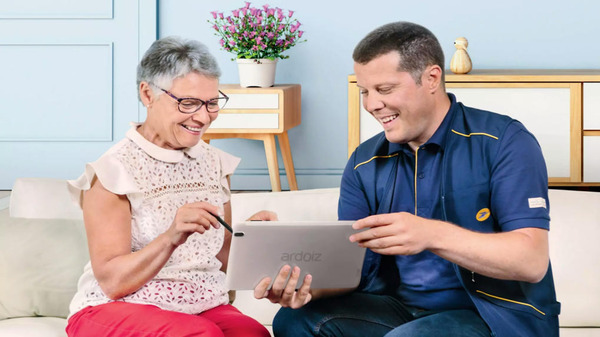 Avec plus de 100 000 tablettes ardoiz® distribuées, La Poste favorise l’inclusion des seniors ! | Aidants | Scoop.it