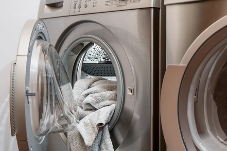 #Laver son #linge n'est pas si anodin 700 000 c&rsquo;est le nombre de #microfibres #fibres #plastiques que lib&egrave;rent nos v&ecirc;tements &agrave; chaque lavage elles passent &agrave; travers les filtres qui ne sont pas &eacute;qui... | GREENEYES | Scoop.it