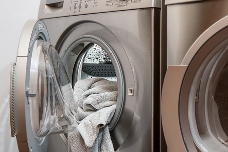 #Laver son #linge n'est pas si anodin 700 000 c’est le nombre de #microfibres #fibres #plastiques que libèrent nos vêtements à chaque lavage elles passent à travers les filtres qui ne sont pas équi... | GREENEYES | Scoop.it