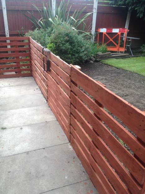Easy Pallet Fence Patio Surround | 1001 Pallets ideas ! | Scoop.it