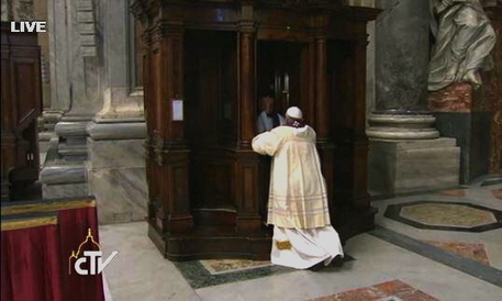 Remarkable image: Pope Francis goes to confession — UPDATED - Patheos (blog) | Marian months of Mary, Catholic observances | Scoop.it