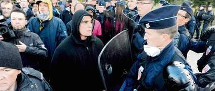 Les CRS évacuent le piquet de grève chez Gad. | La Gazette des abattoirs | Scoop.it