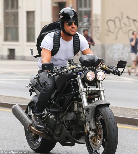 Justin Theroux channels Marlon Brando as he speeds through the streets of Manhattan on his Ducati | Ductalk: What's Up In The World Of Ducati | Scoop.it