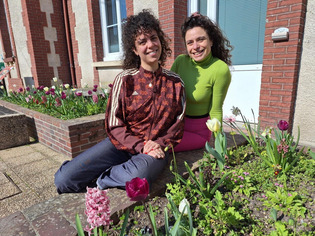 &Agrave; Dives-sur-Mer, Garance et Mona recueillent les t&eacute;moignages des habitants sur leur rapport au littoral | Une semaine d'actu - Newsletter de veille de l'AURH | Scoop.it