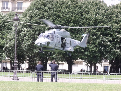 Des hélicos sur les pelouses des Invalides pour le 14 juillet - avionslegendaires.net | DEFENSE NEWS | Scoop.it