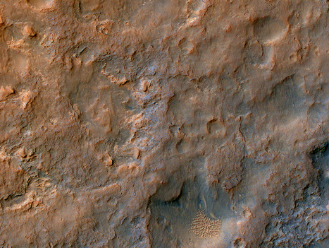 HiRISE Spots Curiosity Rover and Tracks from Orbit - Universe Today | Notebook or My Personal Learning Network | Scoop.it