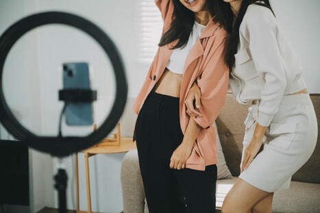 Comment faire un live sur TikTok : timing, contenu et stratégie post-live | Community Management | Scoop.it