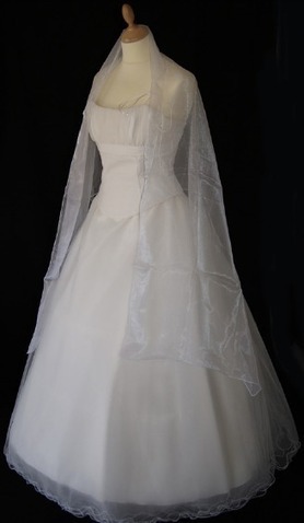 Annonce : Robe de mariée Pia Benelli originale occasion pas cher - Languedoc Roussillon - Hérault - Occasion du mariage | Robes de mariée d'occasion | Scoop.it