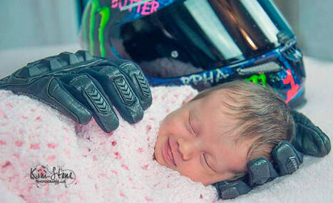 Vauva hymyilee nukkuessaan edesmenneen is&auml;ns&auml; hanskoissa | 1Uutiset - Lukemisen t&auml;hden | Scoop.it