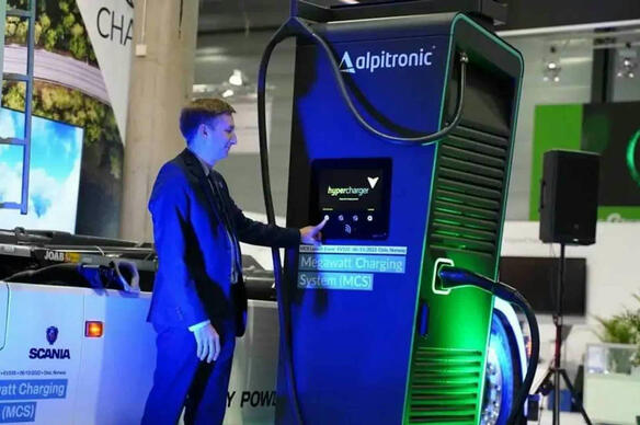 Camions électriques : l'italien Alpitronic promet une nouvelle génération de stations de recharge pour 2025