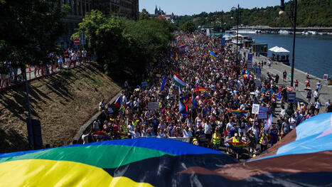 Zehntausende Menschen bei Demonstration: Pride in Prag erinnert an Opfer des CSD-Anschlags in Berlin | Kompass-Aktuell | Scoop.it