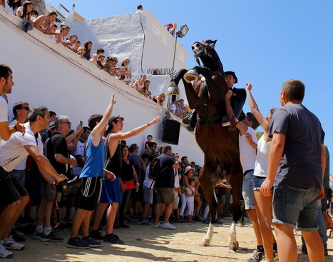 Les photos dingues de cette fête traditionnelle aux Baléares | Salon du Cheval | Scoop.it