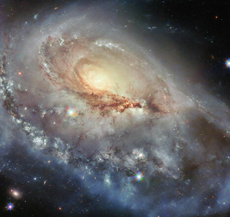 Hubble Images a Peculiar Spiral | Universo y Física Cuántica | Scoop.it