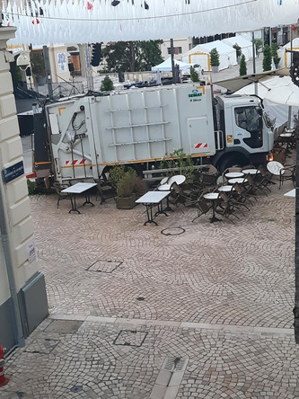 Mont-de-Marsan. &laquo;&nbsp;&Ccedil;a aurait pu &ecirc;tre dramatique&nbsp;&raquo;&nbsp;: un camion poubelle s&rsquo;encastre dans une terrasse de restaurant sur la place Charles-de-Gaulle, sans faire de victime | Landes - Conseils municipaux & communautaires | Scoop.it