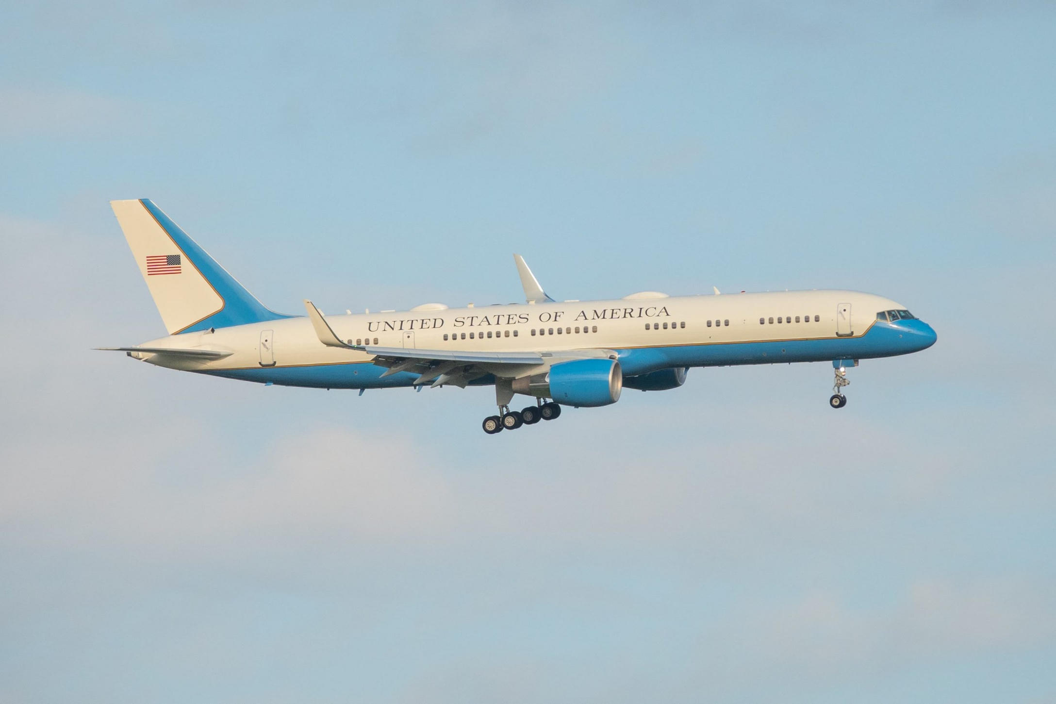 U.S. Defense Secretary’s Aircraft Makes E...