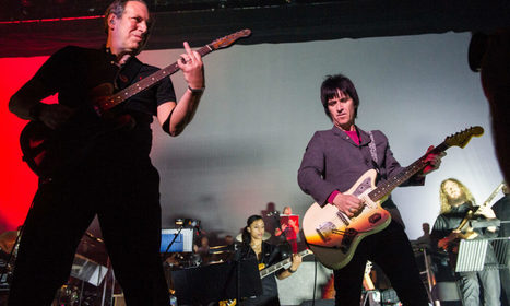 Hans Zimmer talks working with Johnny Marr on 'No Time To Die': "He wanted to bring guitar back into the score" | | Soundtrack | Scoop.it