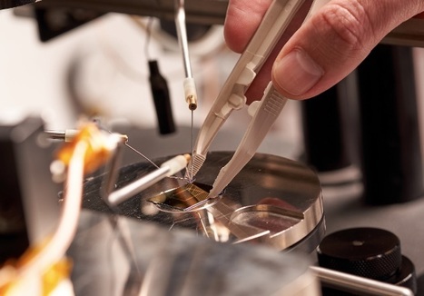 Electronic chip mimics the brain to make memories in a flash | Amazing Science | Scoop.it