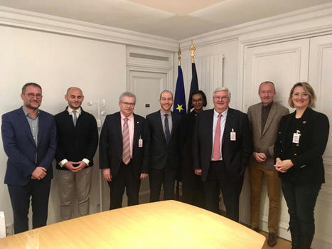 Villes Internet remet la motion 2022 des élu·es au numérique à l’Elysée | Veille juridique du CDG13 | Scoop.it