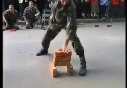 Casser des briques &agrave; mains nues..fail | Trollface , meme et humour 2.0 | Scoop.it