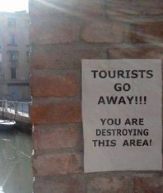 Venezia, volantini contro i turisti  <br/>«Andate via, distruggete tutto» | ALBERTO CORRERA - QUADRI E DIRIGENTI TURISMO IN ITALIA | Scoop.it