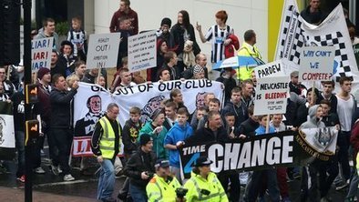 Newcastle fans protest against owner | Football Finance | Scoop.it