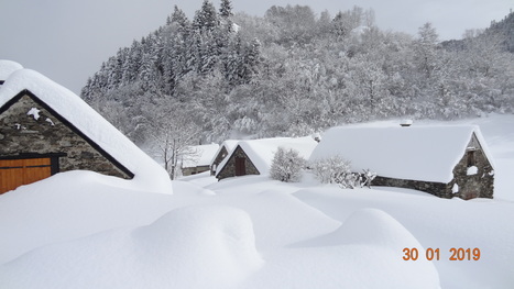 Les granges de Lurgues enfouies sous la neige - Béatrice Engel | Vallées d'Aure & Louron - Pyrénées | Scoop.it