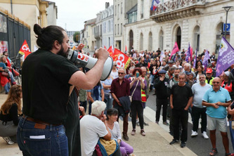 « Bloquons tout » dans les Landes : près de 400 personnes réunies devant la préfecture | Landes - Conseils municipaux & communautaires | Scoop.it