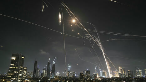 Dramatic Images Show Iranian Ballistic Missiles Raining on Israel as Fighting Continues | DEFENSE NEWS | Scoop.it