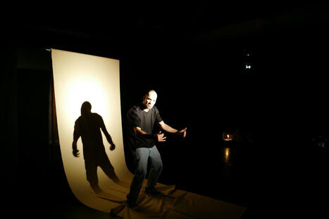 Dans « Je ne suis pas arabe », au théâtre La Reine blanche, Elie Boissière plonge dans les méandres de la mémoire familiale | Revue de presse théâtre | Scoop.it