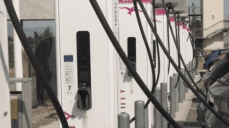 "On perd tous un temps fou" : sur les aires d'autoroutes, les bornes de recharge prises d'assaut par les voitures &eacute;lectriques &ndash; | @ZeHub | Scoop.it