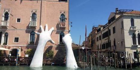 Pourquoi des mains géantes sortent-elles de l'eau à Venise ? | Strange days indeed... | Scoop.it