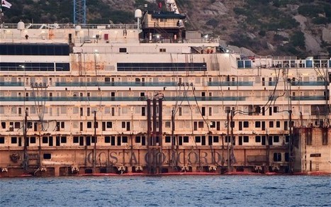 Costa Concordia: emergency response teams rush to deal with oil spill before it is towed away - Telegraph | La Gazzetta Di Lella - News From Italy - Italiaans Nieuws | Scoop.it