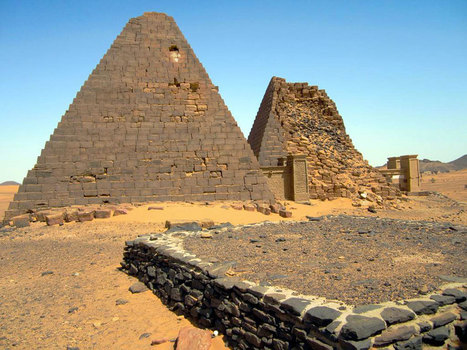 Contemplez les pyramides nubiennes, ces vestiges méconnus qui ornent le désert soudanais | Les déserts dans le monde | Scoop.it