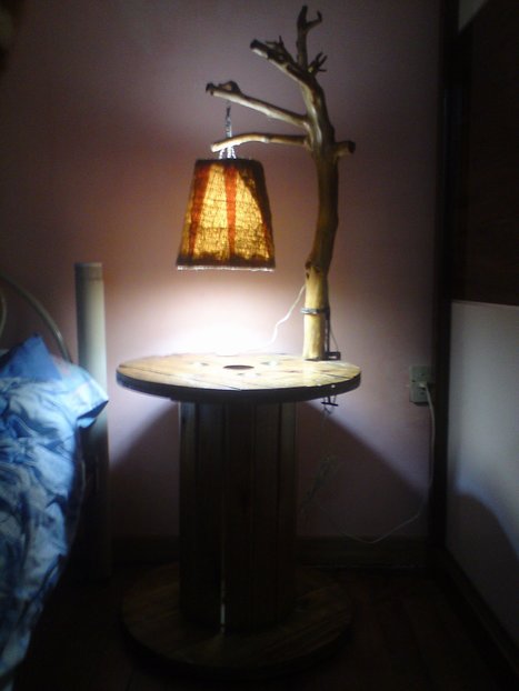 Lampara y Mesa De Noche De Carrete / Branch Lamp & Reel Bedside Table | 1001 Pallets ideas ! | Scoop.it