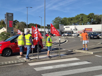 Boucau&nbsp;: les militants du Parti communiste mobilis&eacute;s pour la baisse du prix des carburants | Landes - Conseils municipaux & communautaires | Scoop.it