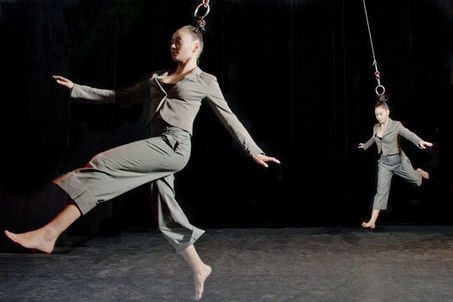 « Capilotractées » : deux acrobates de mèche à La Villette | Revue de presse théâtre | Scoop.it