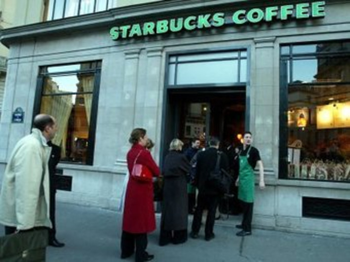 Starbucks mobile orders creating long lines + delays. Result: 2% drop in traffic & 4% drop in stock price  | WHY IT MATTERS: Digital Transformation | Scoop.it
