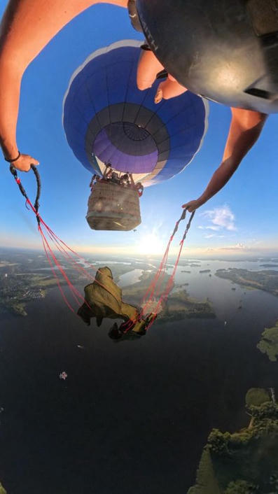 Judit Sziva teki Motonetin pressusta laskuvarjon ja hypp&auml;si sill&auml; kuumailmapallosta | HS.fi | 1Uutiset - Lukemisen t&auml;hden | Scoop.it