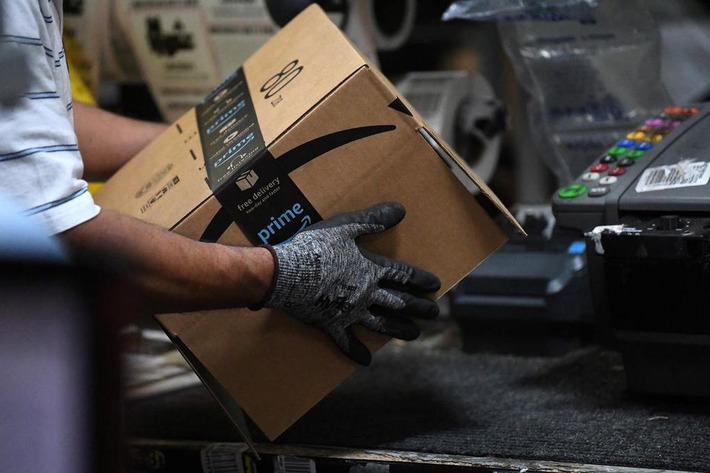 Amazon rolls out machines that pack orders and replace jobs - says device is 4x faster than human with 600-700 items per hour via @Reuters & Fortune "Eye on AI" | WHY IT MATTERS: Digital Transformation | Scoop.it