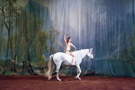 Laëtitia Dosch parle sur scène à l'oreille du cheval Corazon | Revue de presse théâtre | Scoop.it