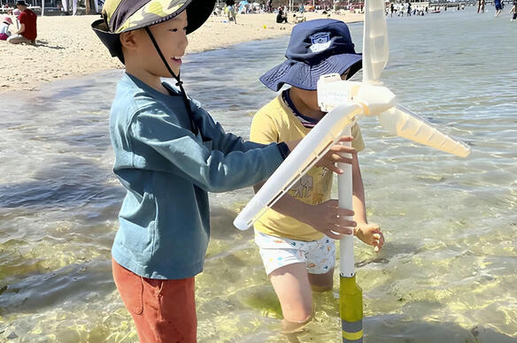 Cette association construit des mini éoliennes en mer pour les enfants